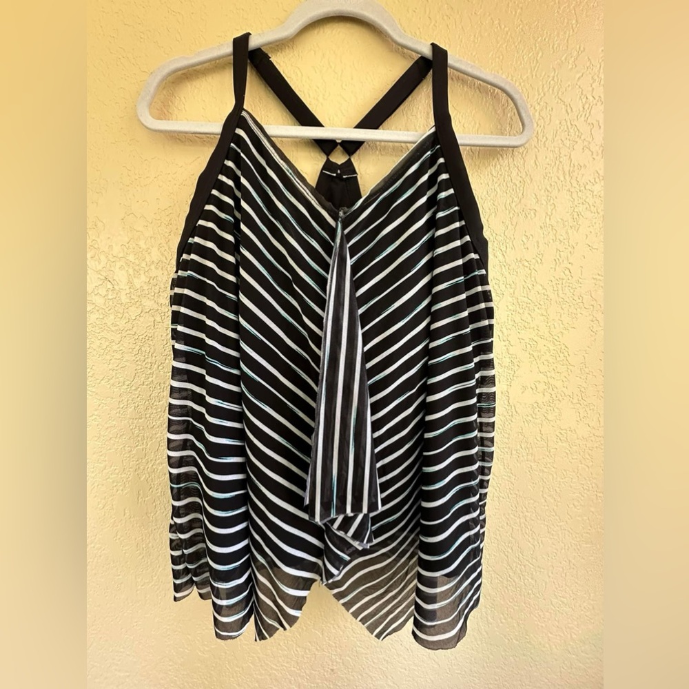 Beach House swim top 
Size 18W
Has built-in underwire bra
EUC